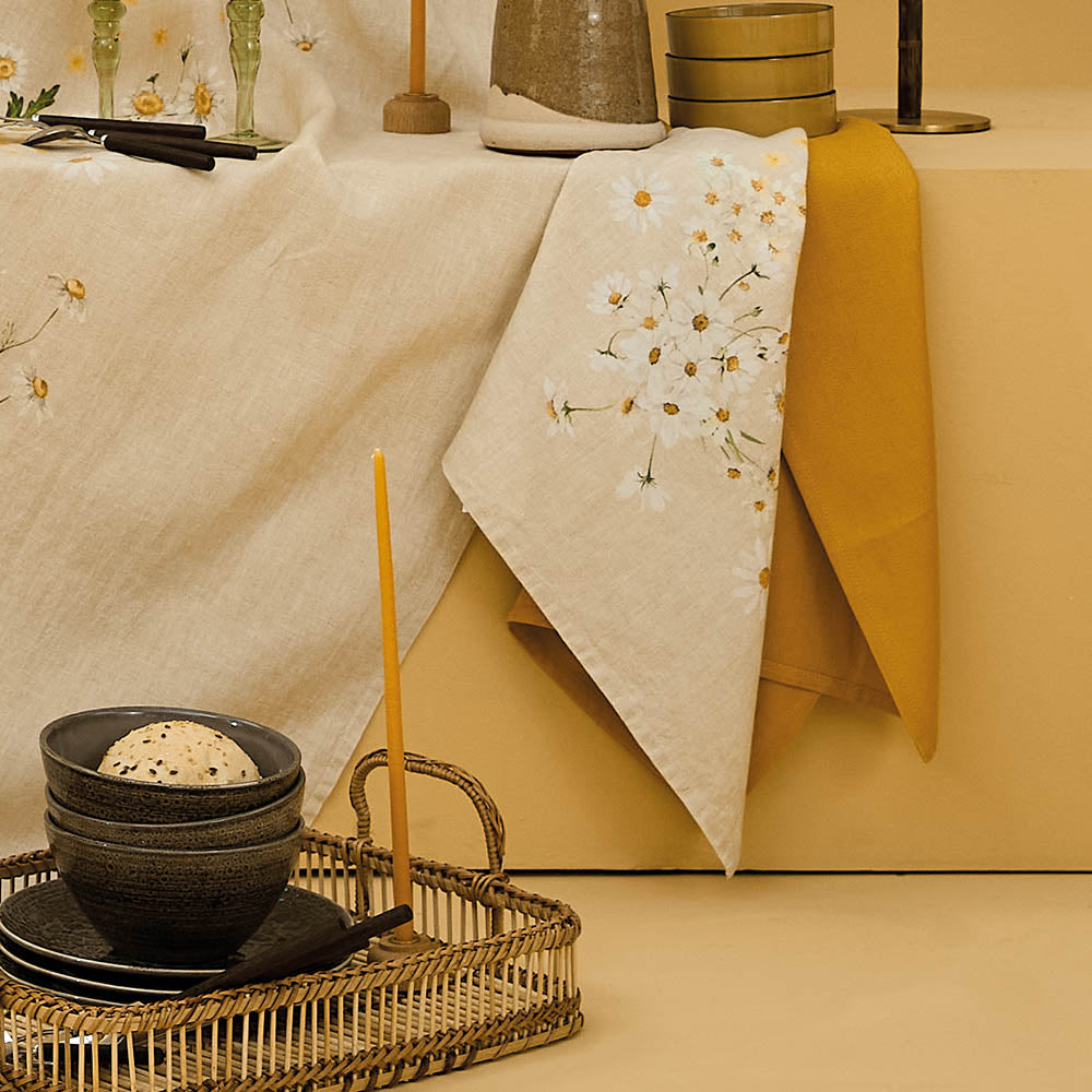 Daisy print chanvre cotton-linen napkin styled on a table setting