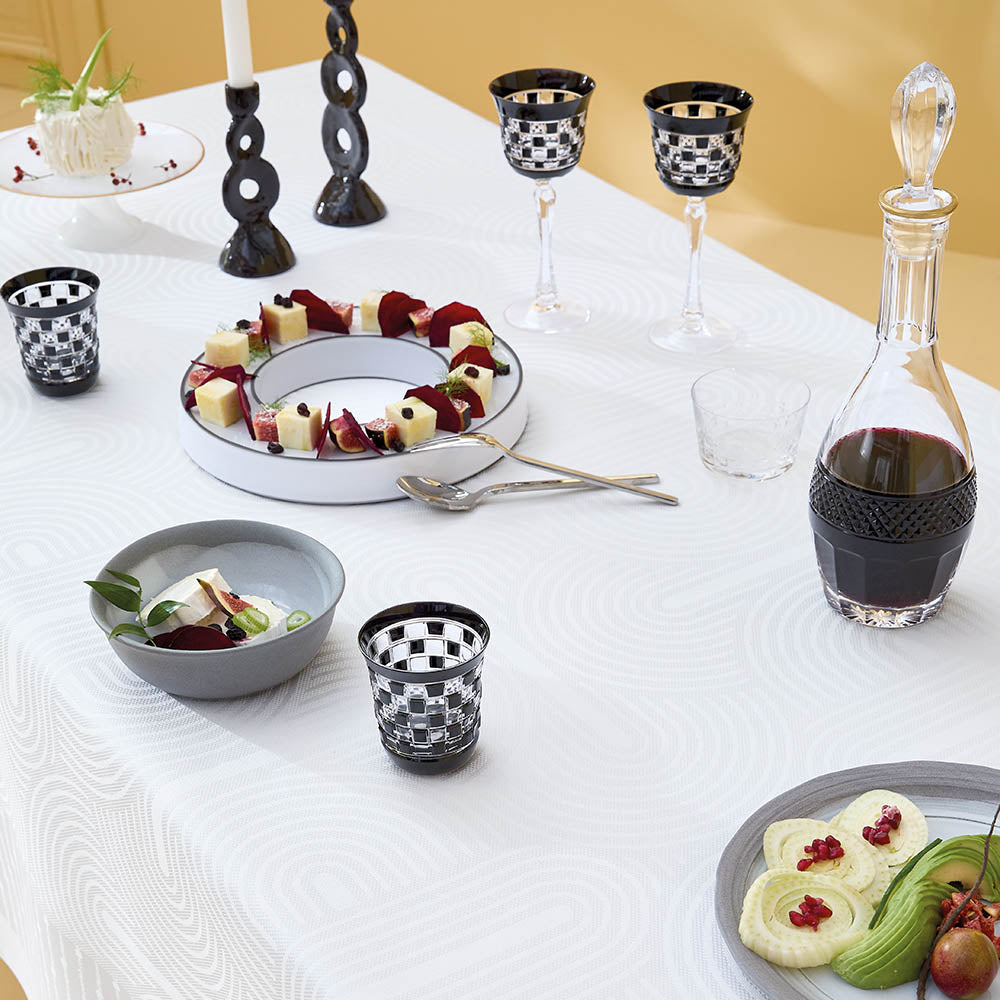 Elegant table dressing on the Le Cercle Blanc Jacquard table cloth.